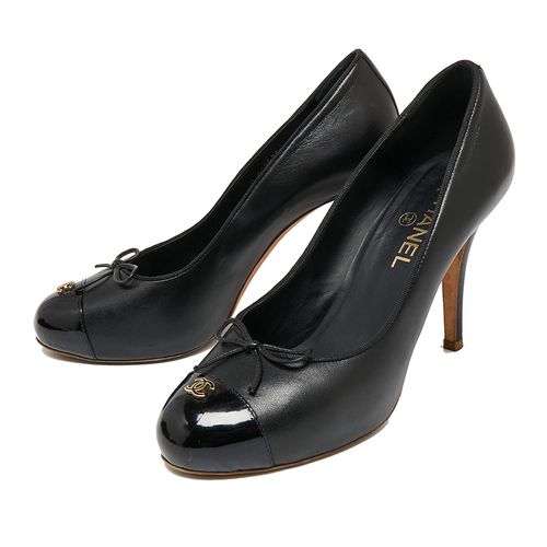 Giày Cao Gót Nữ Chanel Black Leather And Patent CC Cap Toe Pumps Màu Đen Size 39